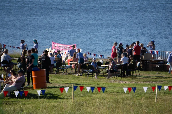 Familia Feliz Con Dos Niños Manos Arriba Playa Rusia Berezniki — Foto de Stock