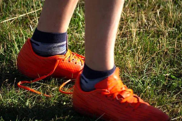 Beine Eines Fußballers Fußballer Auf Einem Rasenplatz Fußballer Fußballschuhen Und — Stockfoto