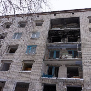 Eski uzun terk edilmiş ve terkedilmiş tuğla ev City Celje.