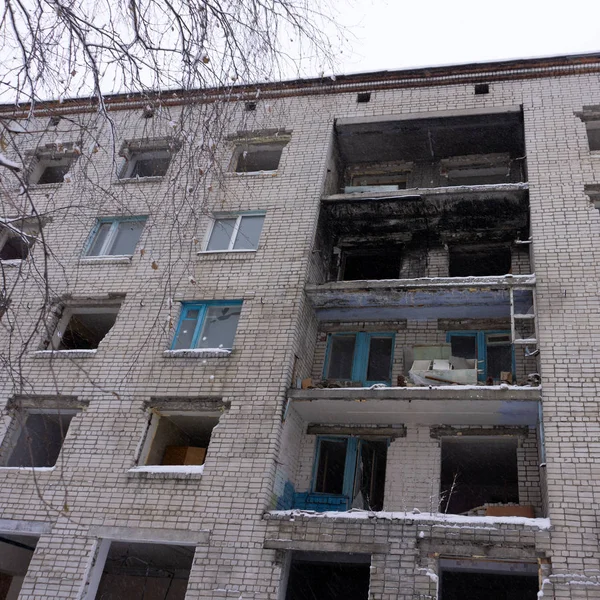 Eski uzun terk edilmiş ve terkedilmiş tuğla ev City Celje.