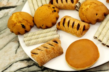 Kızartma tavada börek evde soba yakınındaki Stand yemek hamur işleri görüntülemek şekerli tatlı yemek kahvaltı yukarıda .