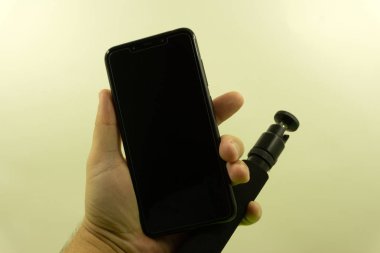 kadın el smartphone beyaz arka plan önünde tutarak .