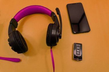 Beyaz kulaklık ve ahşap masa akıllı telefon .