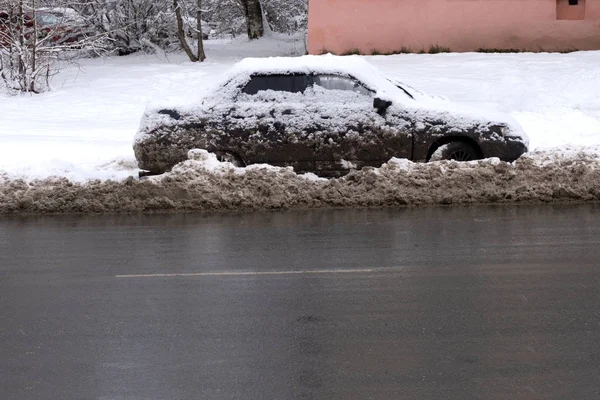 Estremamente Sporca Auto Spruzzi Pneumatico Trasporto Anteriore Bianco — Foto Stock