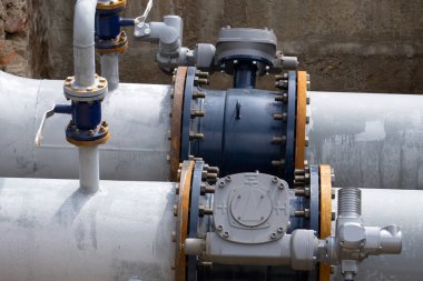 Endüstriyel bir santralin yüksek basınçlı soğutma su hattında borulara yerleştirilmiş ölçüm aletleri, basınç göstergeleri ve sıcaklık göstergeleri. .