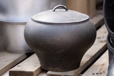 Beyaz arka planda izole Vintage demir pot .