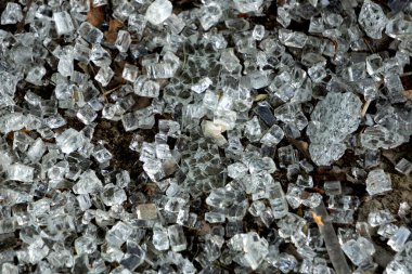 Beyaz arka plan üzerinde kırık cam, fotoğraf Merhaba çözünürlük doku dekorasyon zemin nesne tasarımı .