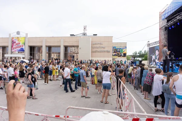 La emoción del concierto, el público levanta las manos en Rusia Berezniki julio 15, 2017  . — Foto de Stock