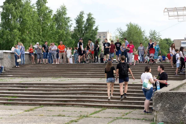 La gente en concierto al aire libre en el día soleado - Rusia Berezniki julio 15, 2017  . —  Fotos de Stock