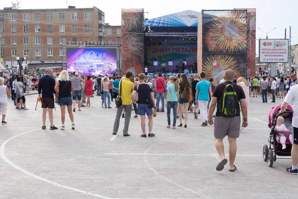 Muchos tailandeses permanecen en el área de arena de impacto esperar a ver el concierto de cantantes, Rusia Berezniki 15 julio 2017  . — Foto de Stock