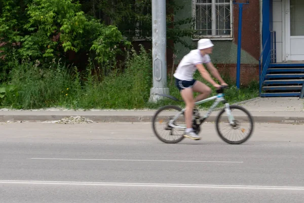 Силует велосипедист їзда на велосипеді на узбережжі сонця  . — стокове фото