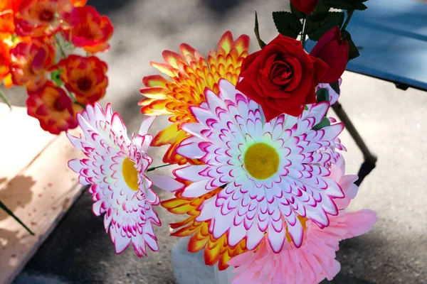 Blume Textur Hintergrund für Hochzeitsszene. Rosen, Pfingstrosen und Hortensien, künstliche Blumen an der Wand. Banner fow Webseite. — Stockfoto