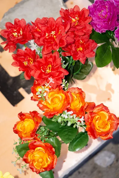 Des couleurs brillantes et belles de fleurs en plastique. Différentes couleurs fleur fond mur. Fond floral. Beaucoup de fleurs artificielles en composition colorée . — Photo