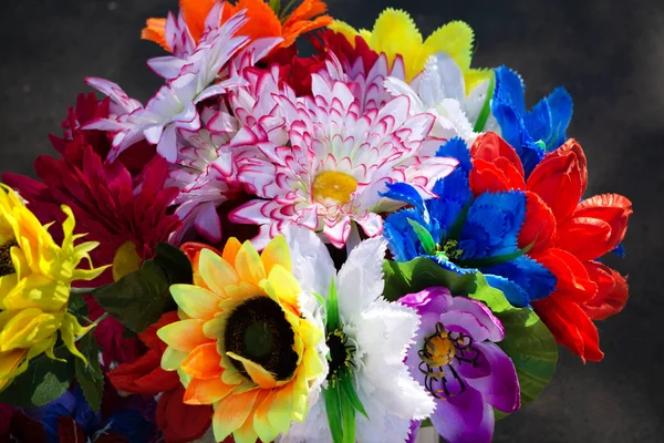 Fond floral Beaucoup de fleurs artificielles dans une composition colorée — Photo