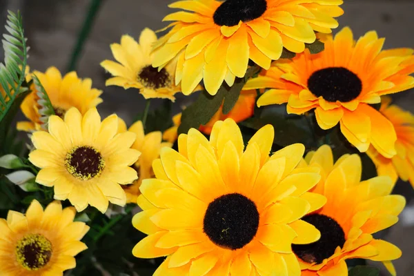 Vue du dessus du bouquet de tournesol artificiel isolé sur fond blanc . — Photo