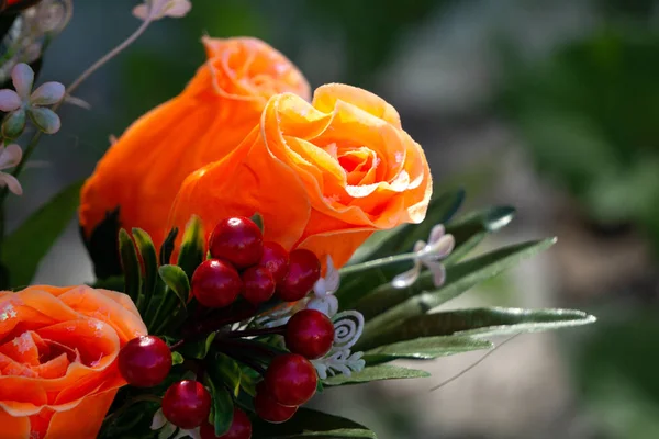 Gros plan de bouquet de fleurs de rose orange artificiel en fond de mise au point douce . — Photo