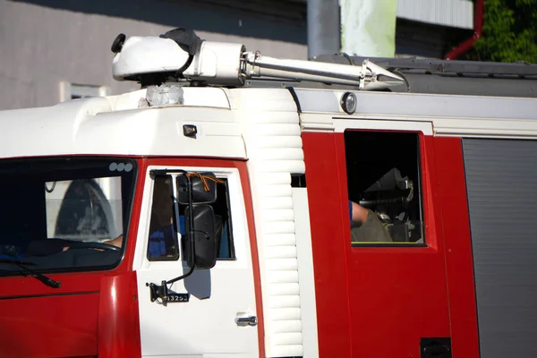Caminhões de bombeiros noturnos nebulosos vão extinguir o incêndio  . — Fotografia de Stock