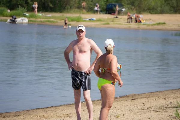 Sunny summer day Happy couple smiling at the beach - Russia Berezniki 27 July 2017 . — Stock Photo, Image