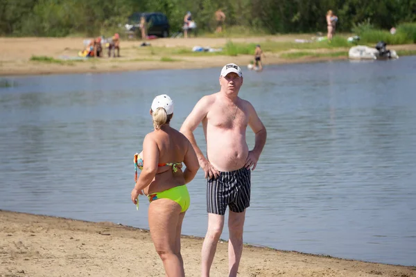 Couple walking on beach Black and white - Russia Berezniki 27 July 2017 . — Stock Photo, Image