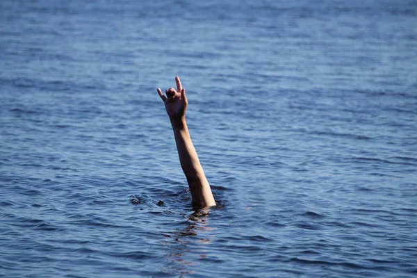 Drowning man Sticking hand out of water — Stock Photo, Image