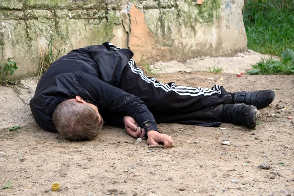 cinayet, ölüm ve insan kavramı - ölü adam vücut ve kan suç sahne sahnelenen fotoğraf katta yatan bıçak .