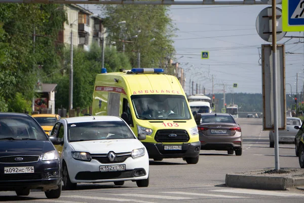 Muchos coches están conduciendo a través de la intersección era. Rusia Berezniki 2 agosto 2018  . — Foto de Stock