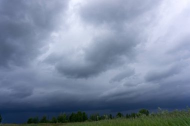 Yağmurlu önce karanlık gökyüzü ve dramatik siyah bulut .