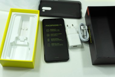 Rusya Berezniki 27 Ekim 2018: Xiaomi Pocophone F1 Android Smartphone unboxing.