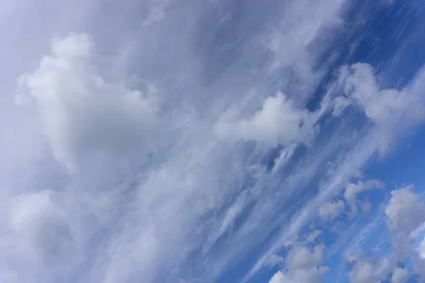 蓝蓝的天空背景乌云与阳光 . — 图库照片