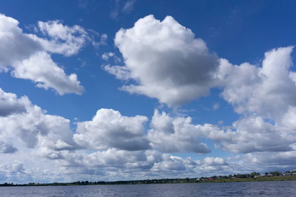 Wolken können als Hintergrund schwarz-weiß verwendet werden. — Stockfoto