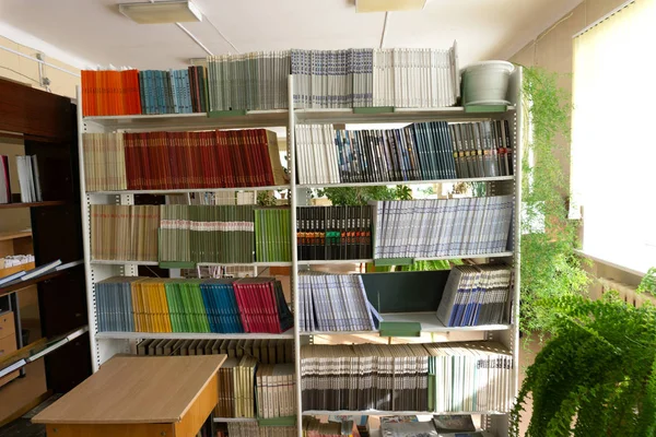 Gamla böcker i biblioteket finns på hyllorna . — Stockfoto