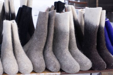 valenki - Rusya boots beyaz arka plan üzerinde hissetti. .