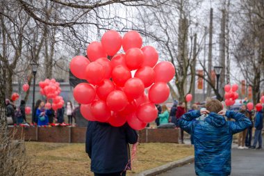 Koyu ürpertici koridorda kırmızı balon ile kapüşonlu sarı rakam .