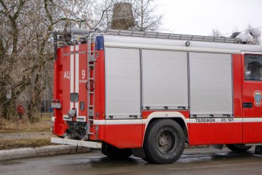 İtfaiye Motoru Exeter merkezindesirenler ve mavi ışıklar ile acil sürüş yanıt
