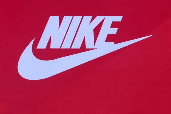 Nike ayakkabı kutusu kortta ayakkabı ve diğer ürünleri tasarlayan, üreten ve satan bir Amerikan çokuluslu Şirketidir - Russia Berezniki 18 Nisan 2018 .