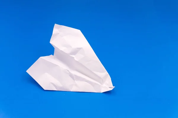 Επίπεδη Βάλτε άσπρο χαρτί αεροπλάνο και κενό χαρτί σε παστέλ χρώμα μπλε φόντο. Οριζόντια . — Φωτογραφία Αρχείου