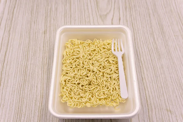 Beyaz arka plan sağlıklı izole Instant noodles . — Stok fotoğraf