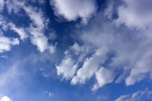 Fondo de cielo azul con caída de tarjetas de nubes  . — Foto de Stock