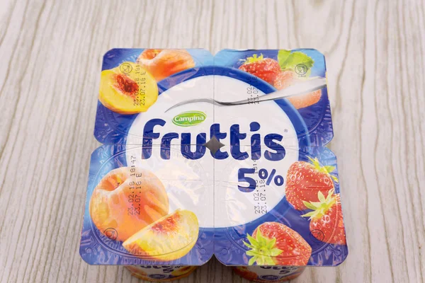 Einfacher Quark oder Joghurt fruttis - russland berezniki 22. April 2018 . — Stockfoto