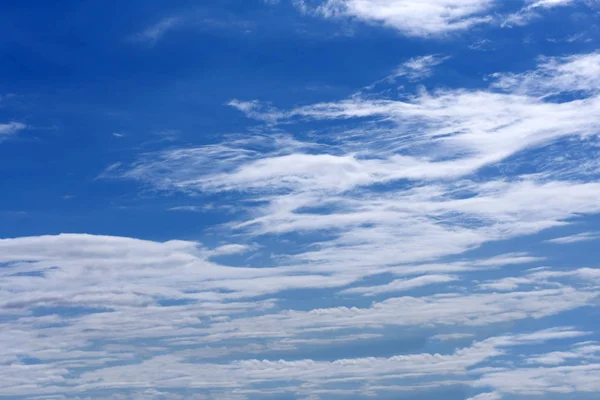 Nubes de cúmulos blancos en el cielo azul durante el día. Textura de foto de fondo natural — Foto de Stock