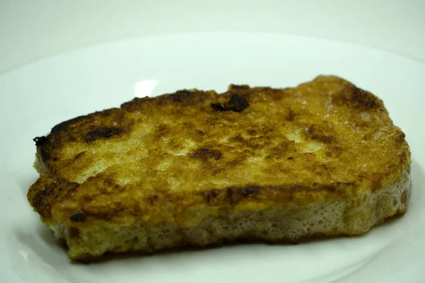 Pan frito rebanadas de pan de desayuno búlgaro dorado , — Foto de Stock