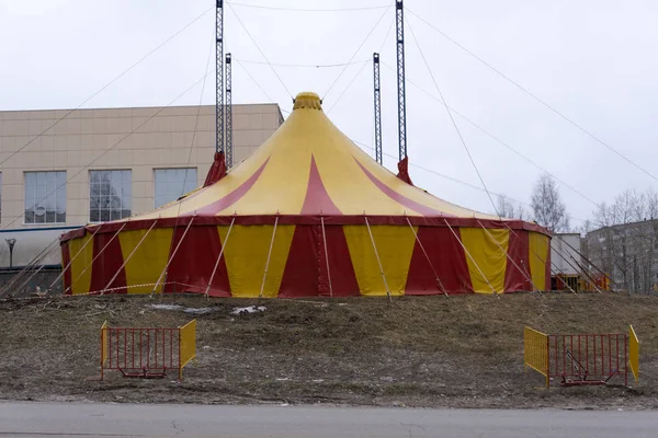 Grandi cime tenda en giallo e rosso colori tenda , — Foto Stock