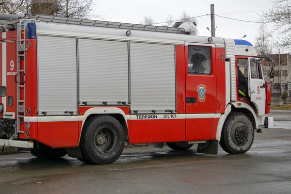 Vista frontale da vicino di un camion dei pompieri di soccorso antincendio . — Foto Stock