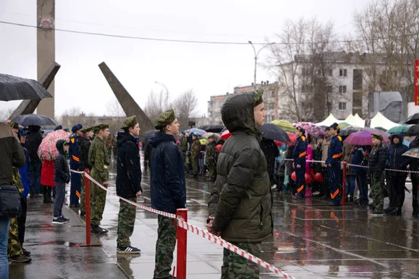 Gente en el monumento a los soldados caídos de la Segunda Guerra Mundial. Victoria en el Día de Europa. - Berezniki en 9 Mayo 2018 — Foto de Stock