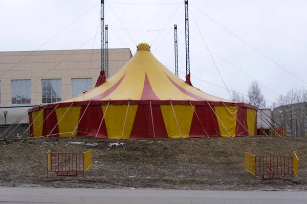 Grandes topos de tenda en amarelo e vermelho cores da barraca , Fotos De Bancos De Imagens