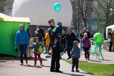 Yeni yılı birlikte kutluyoruz. Santa şapkalar renkli konfeti atma ve mutlu görünümlü güzel gençlerin Grubu . Rusya Berezniki 26 Mayıs 2019