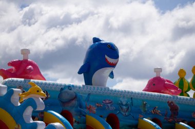 Şişme sarı slayt çocuk mutlu yüksek sevinç