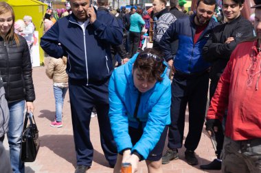 Arkadaşlar bir müzik festivalinde bir performans zevk . Rusya Berezniki 26 Mayıs 2019