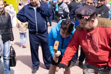 Bulanık arka plan: güneşli bir günde pazar fuarında alışveriş insanlar, bokeh ile bulanıklık arka plan . Rusya Berezniki 26 Mayıs 2019