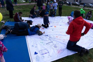 küçük güzel kız katta apaper boyalar . Rusya Berezniki 26 Mayıs 2019